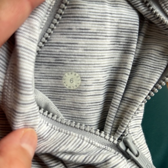 Lululemon Jacket - Size 6 - Picture 5 of 5